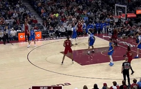 开云直播-米切尔不讲理干拔三分投进，生涯总得分突破15000分